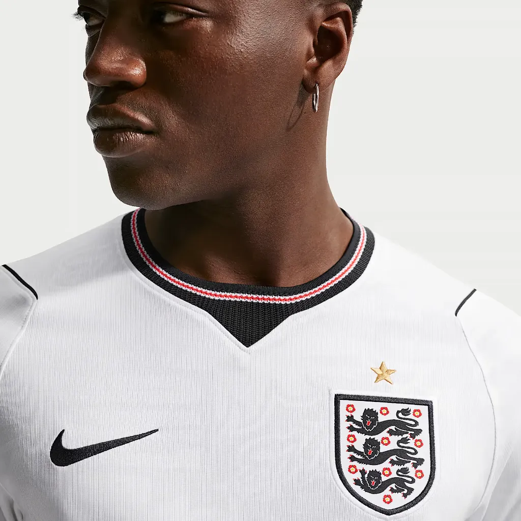 000000_Nike-Dri-FIT-Angleterre-2026-Stadium-Domicile-Jersey_White-Speed-Red-Obsidian_IB5290-100_img2-1000x1000.webp